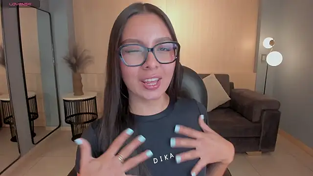 Snapshot of NinaBlum chatting on November 14, 2025, 8:12 pm NinaBlum online show from November 14, 2025, 8:12 pm