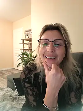 laura1076 online show from October 29, 2025, 8:52 pm