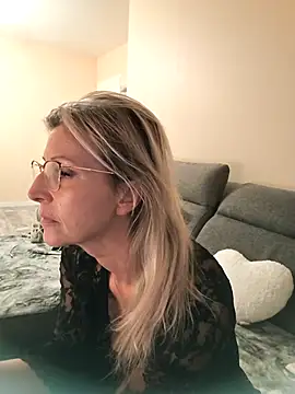 laura1076 online show from October 18, 2025, 7:16 pm