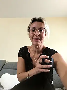 laura1076 online show from September 30, 2025, 10:54 am