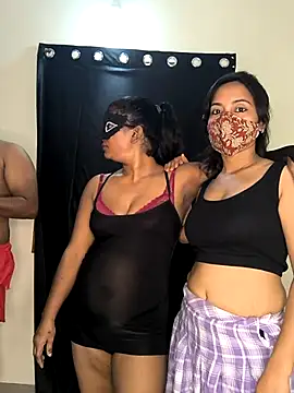 Snapshot of Family02 chatting on October 14, 2025, 4:40 pm Family02 online show from October 14, 2025, 4:40 pm