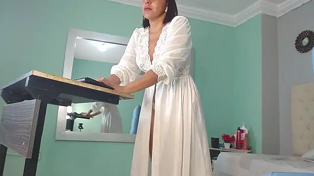 salome aguilar online show from September 17, 2025, 1:13 pm