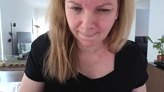 Snapshot of aussiepeaches chatting on April 28, 2026, 2:27 am aussiepeaches online show from April 28, 2026, 2:27 am