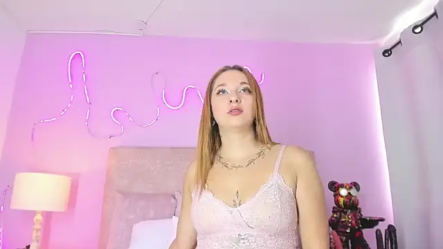 EmaRae1499 online show from November 19, 2025, 4:40 pm