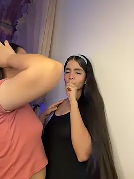 Snapshot of Ashley_and_Zoe chatting on December 18, 2025, 9:18 pm Ashley and Zoe online show from December 18, 2025, 9:18 pm