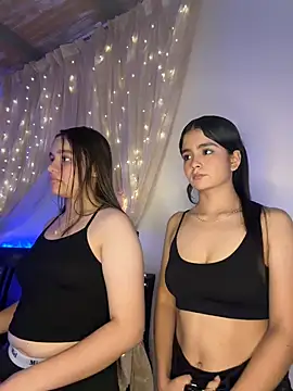 Snapshot of Ashley_and_Zoe chatting on January 5, 2026, 8:34 pm Ashley and Zoe online show from January 5, 2026, 8:34 pm