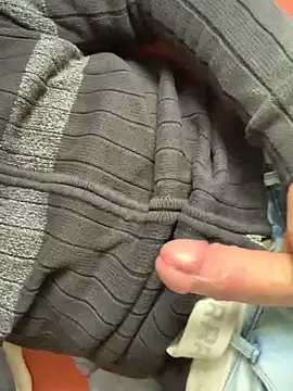 Snapshot of P44698 chatting on October 29, 2025, 1:21 pm P44698 online show from October 29, 2025, 1:21 pm