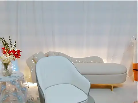 OL-Lily online show from September 15, 2025, 2:39 pm