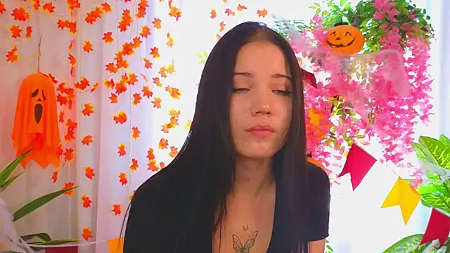 Snapshot of LauraHale chatting on November 8, 2025, 7:56 am LauraHale online show from November 8, 2025, 7:56 am