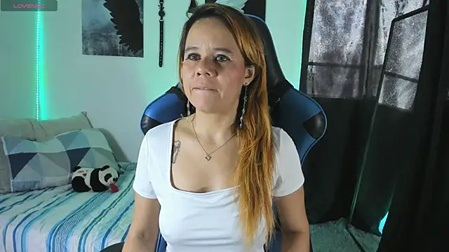 Snapshot of agatha_walter_ chatting on October 23, 2025, 5:33 pm agatha walter online show from October 23, 2025, 5:33 pm