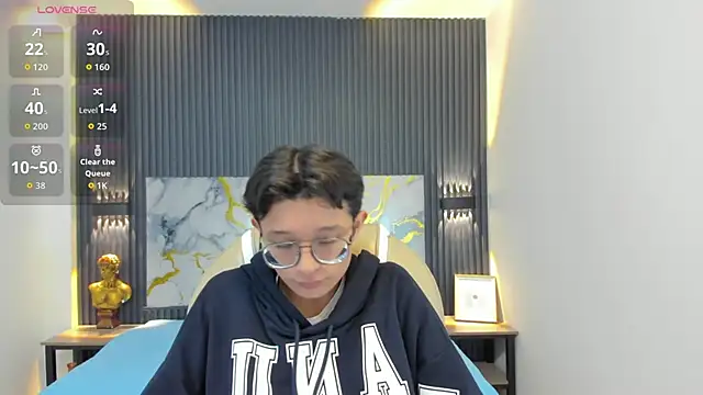 SantiagoRusso18 online show from October 29, 2025, 12:04 pm