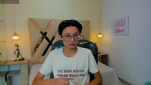 SantiagoRusso18 online show from November 30, 2025, 9:04 pm