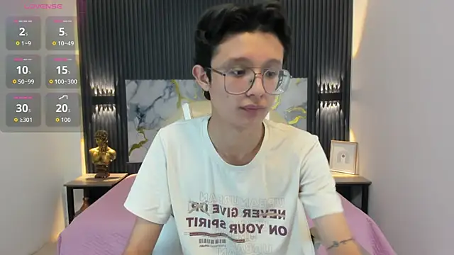 SantiagoRusso18 online show from November 11, 2025, 1:06 pm