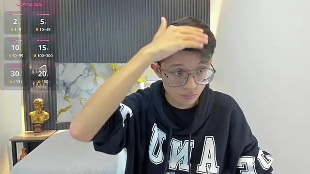 SantiagoRusso18 online show from October 6, 2025, 12:39 pm