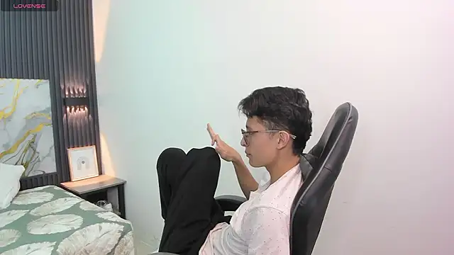 SantiagoRusso18 online show from February 16, 2026, 8:29 pm