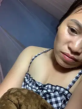 tuyetnhi-00 online show from October 15, 2025, 1:52 pm