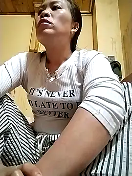 tuyetnhi-00 online show from October 3, 2025, 4:58 am