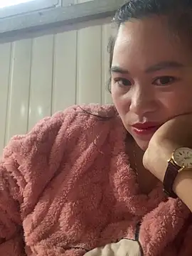 tuyetnhi-00 online show from December 16, 2025, 12:37 am