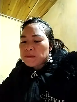 tuyetnhi-00 online show from November 18, 2025, 12:37 am