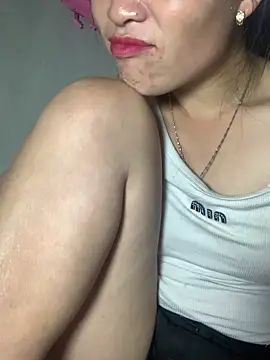 tuyetnhi-00 online show from October 8, 2025, 4:40 pm