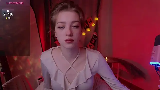 Snapshot of AstraMist chatting on October 29, 2025, 4:28 pm AstraMist online show from October 29, 2025, 4:28 pm