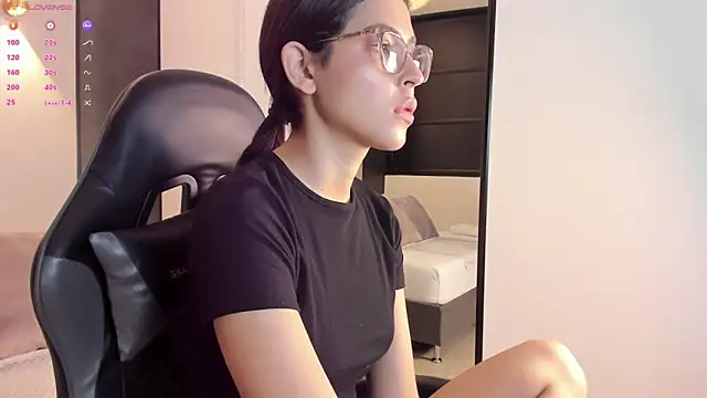 Snapshot of desireee_ chatting on October 9, 2025, 12:17 pm desireee online show from October 9, 2025, 12:17 pm