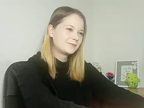 LydiaYoung online show from November 6, 2025, 7:18 pm