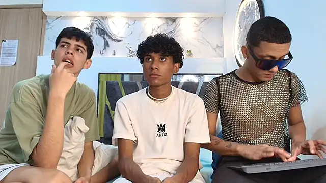 Snapshot of YOUNGS_GUYS chatting on September 27, 2025, 10:05 pm YOUNGS GUYS online show from September 27, 2025, 10:05 pm