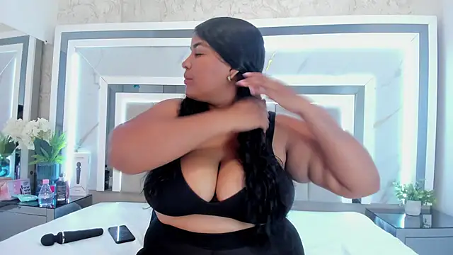 JuliethaVillalobos online show from November 6, 2025, 8:57 pm