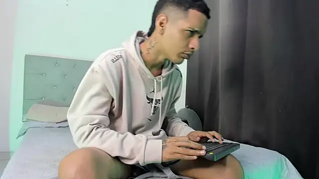 Snapshot of twinkDuohot chatting on November 24, 2025, 3:39 am twinkDuohot online show from November 24, 2025, 3:39 am