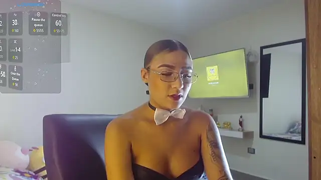Emmili Saenz online show from September 18, 2025, 9:40 pm