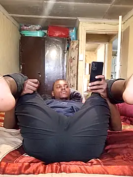 Snapshot of Hluga_25 chatting on December 17, 2025, 4:01 pm Hluga 25 online show from December 17, 2025, 4:01 pm