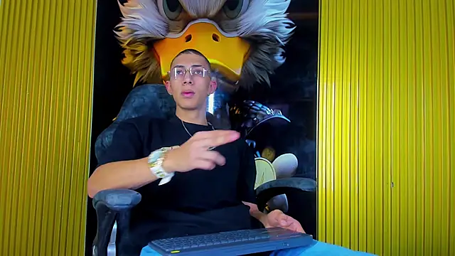 Dante Brown1  online show from November 24, 2025, 10:32 pm