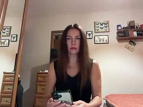 Cyreluna online show from November 9, 2025, 6:23 pm