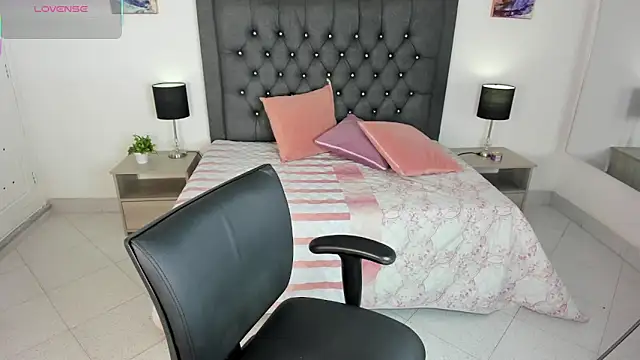 dulce fresa  online show from October 21, 2025, 11:59 pm