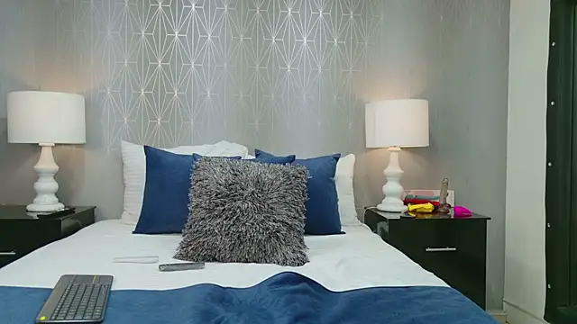 ZoeWilliis online show from December 1, 2025, 12:39 pm