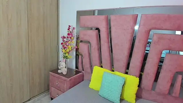 MaraKarly online show from October 6, 2025, 7:14 pm