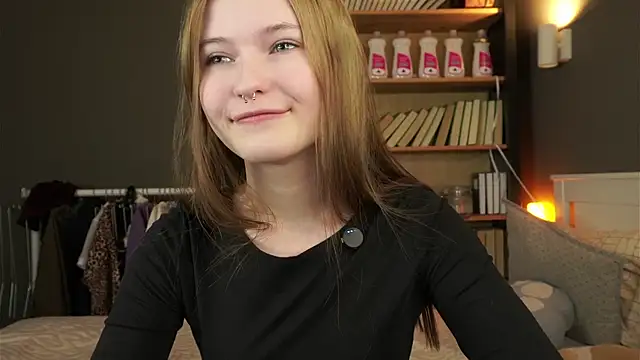 Snapshot of LynHillaire chatting on February 14, 2026, 11:21 am LynHillaire online show from February 14, 2026, 11:21 am