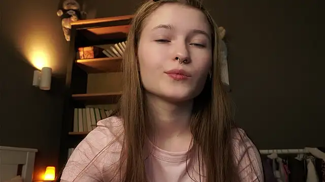 Snapshot of LynHillaire chatting on February 4, 2026, 11:27 am LynHillaire online show from February 4, 2026, 11:27 am