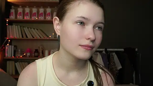 Snapshot of LynHillaire chatting on February 13, 2026, 11:43 am LynHillaire online show from February 13, 2026, 11:43 am