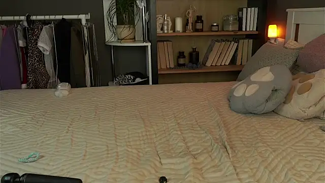 Snapshot of LynHillaire chatting on February 9, 2026, 12:03 pm LynHillaire online show from February 9, 2026, 12:03 pm