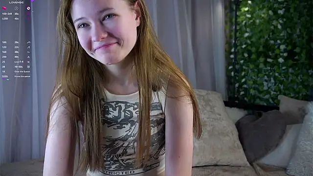 Snapshot of LynHillaire chatting on February 26, 2026, 12:27 pm LynHillaire online show from February 26, 2026, 12:27 pm