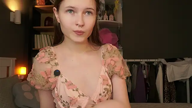 Snapshot of LynHillaire chatting on February 1, 2026, 11:19 am LynHillaire online show from February 1, 2026, 11:19 am