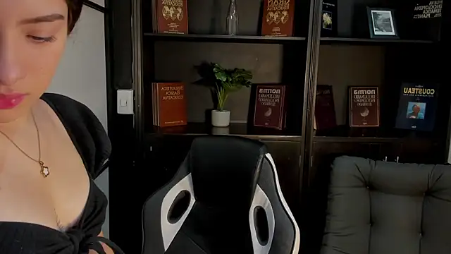 AlliceCopper online show from October 24, 2025, 2:05 pm