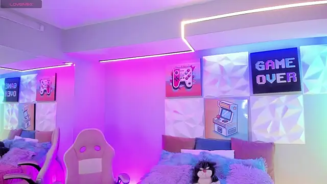 LindaWz  online show from November 16, 2025, 4:39 am