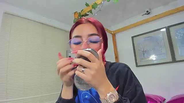 Vaiiolett  online show from September 11, 2025, 1:22 pm