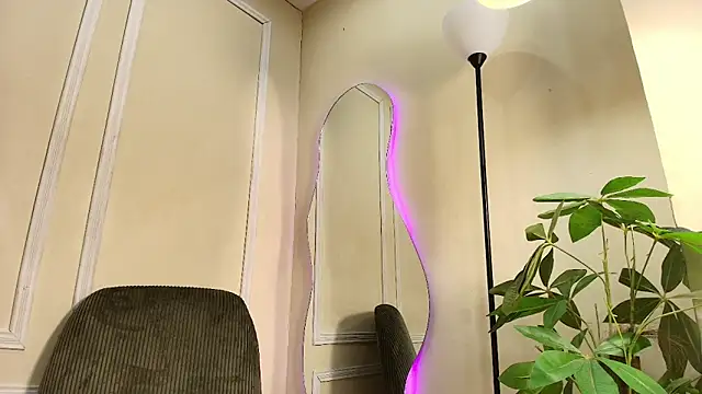 keila hott20 online show from October 7, 2025, 12:17 pm