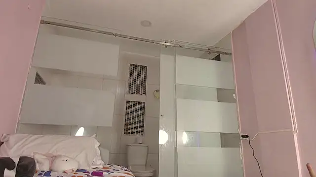 keila hott20 online show from November 13, 2025, 2:48 am