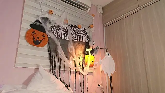 keila hott20 online show from October 31, 2025, 2:08 am