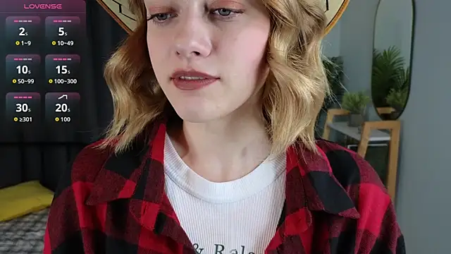 HollieCollelo online show from November 2, 2025, 3:11 am